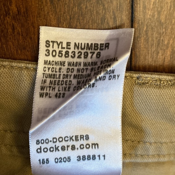 EUC- MEN'S VINTAGE DOCKERS CARGO SHORTS - Size 40 - Picture 4 of 8